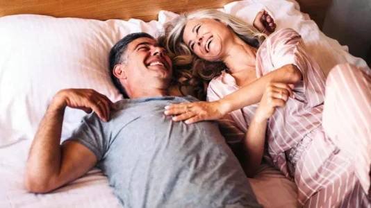 Marrëdhënia intime nuk shuhet me kohën: Këto zakone e mbajnë gjithmonë të gjallë