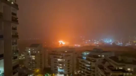 Pamje që thuhet se tregojnë një projektil që goditi zonën qendrore të Izraelit – dhe shpërthimi ishte i madh