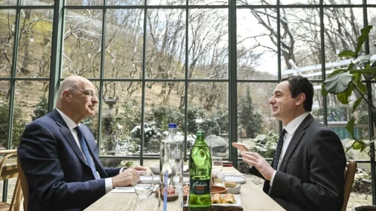 Ministri grek Dendias sot në Prishtinë, takim me KFOR-in dhe Kurtin