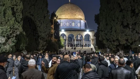 Xhamia Al-Aksa rihapet pas mbylljes nga Izraeli
