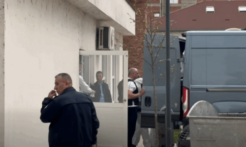 Vdekja e babait dhe dy fëmijëve nga zjarri në Malishevë, trupat e viktimave dërgohen në IML