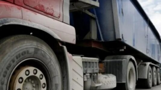 QKMK: Rruga Pejë-Rozhajë në anën e Malit të Zi, bllokohet për kamionë