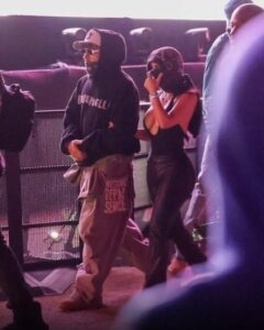 Me maska për t’u fshehur, por Kim dhe Hamilton bien sërish në sy në këtë vend