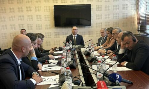 ‘‘S’ta mohoi askush fjalën’’, ‘‘Sot jeni ju, nesër jemi ne në pushtet’’ – Debat mes Musliut e Bajqinovcit në komision