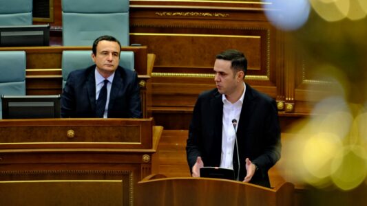 Mbi një orë takim Kurti-Abdixhiku, ende asnjë sinjal