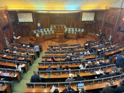 Fillon seanca e Kuvendit me vonesë