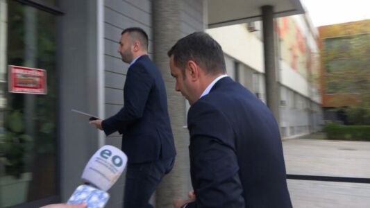 Çështja e Presidentit – Abdixhiku arrin në Kuvend, nuk flet për media