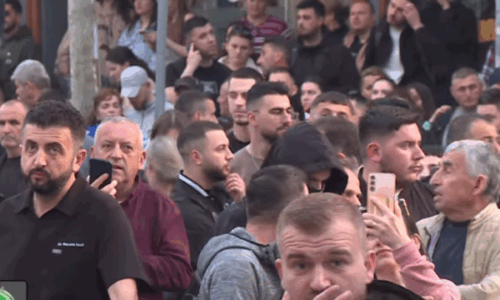 Qindra njerëz shohin të shokuar dhe në lot teksa digjet pallati 12-katësh në Tiranë