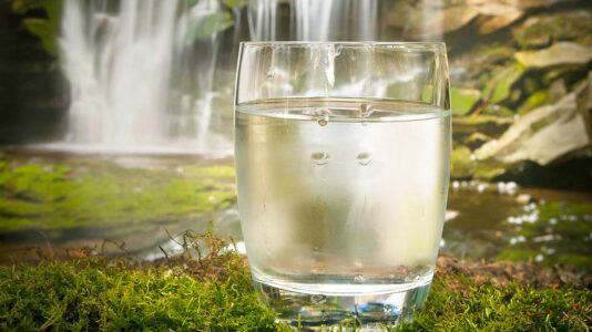 Nga mëngjesi deri në darkë – Sa gota me ujë duhet të pini