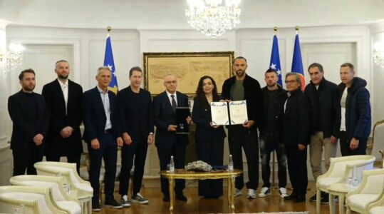 Vjosa Osmani dekoron futbollistët e Kosovës