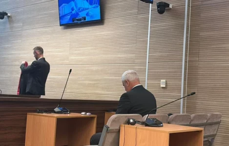 Xhelal Sveçla paraqitet në Gjykatë për rastin e gazit lotsjellës