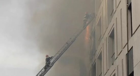 Zjarri i madh në Tiranë, shkon në 5 numri i të lënduarve, asfiksohet edhe një zjarrfikës (Foto)